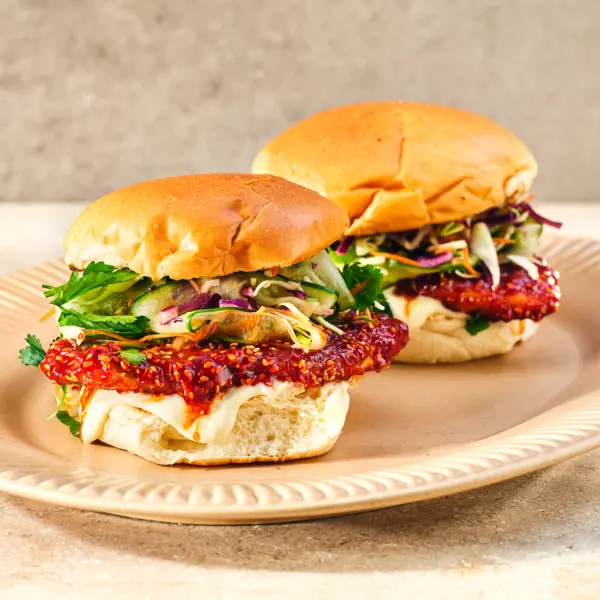 Krokante Koreaanse kipburger op brioche