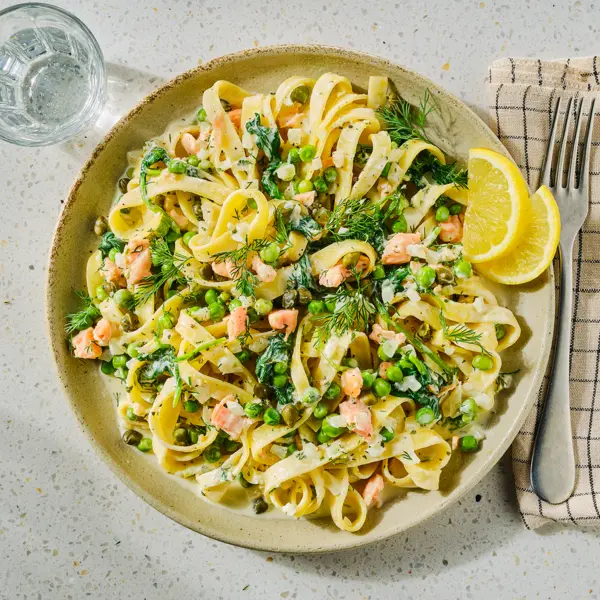 Romige zalm pasta met tuinerwtjes en spinazie