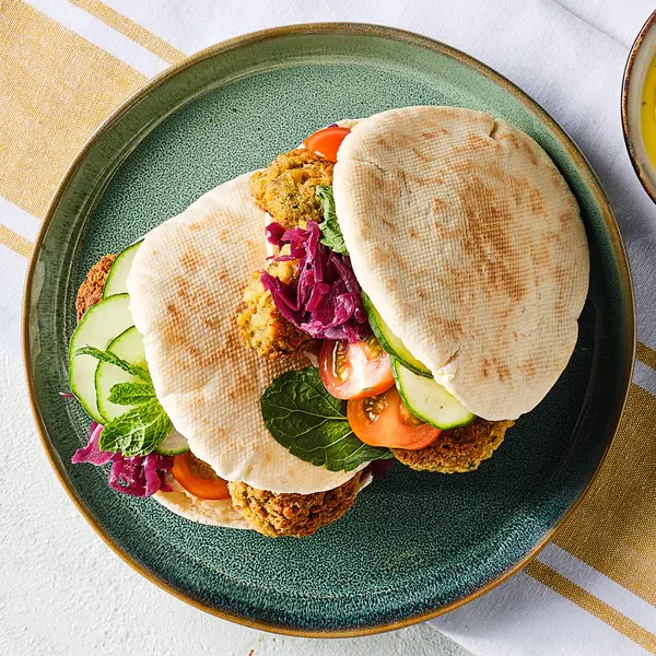 Pita falafel met hummus en rode kool