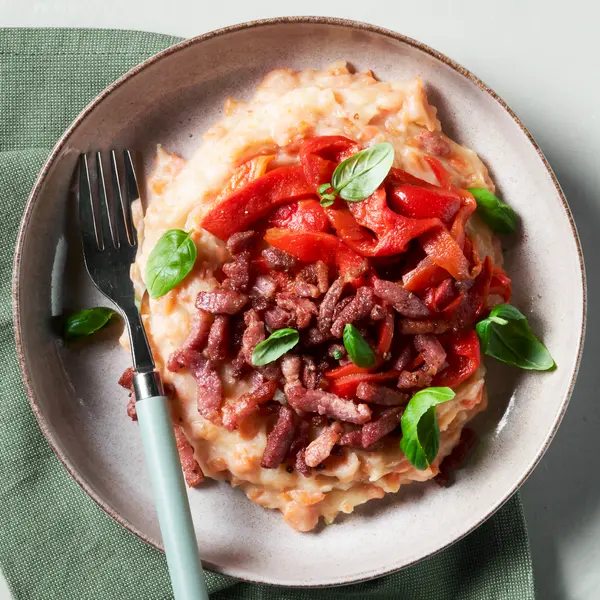 Hutspot met geroosterde paprika en basilicum