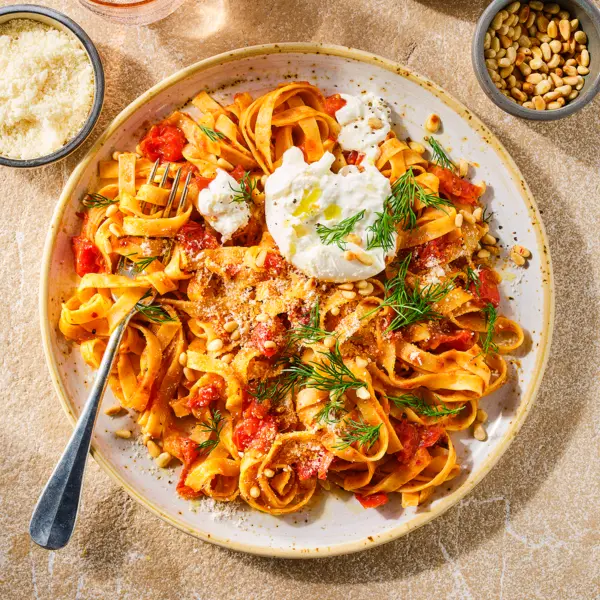 Tagliatelle in aubergine-tomatensaus met romige burrata