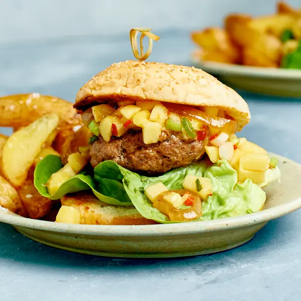 Hamburger met verse friet en pittige salade