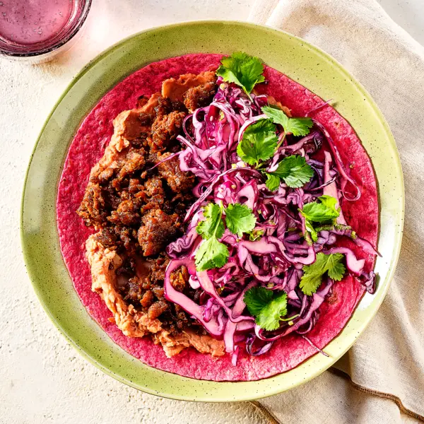 Bietentortilla's met rodekoolsla en vegan-gehakt