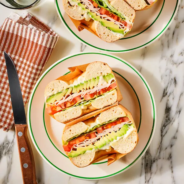Bagel met gerookte kip en avocado