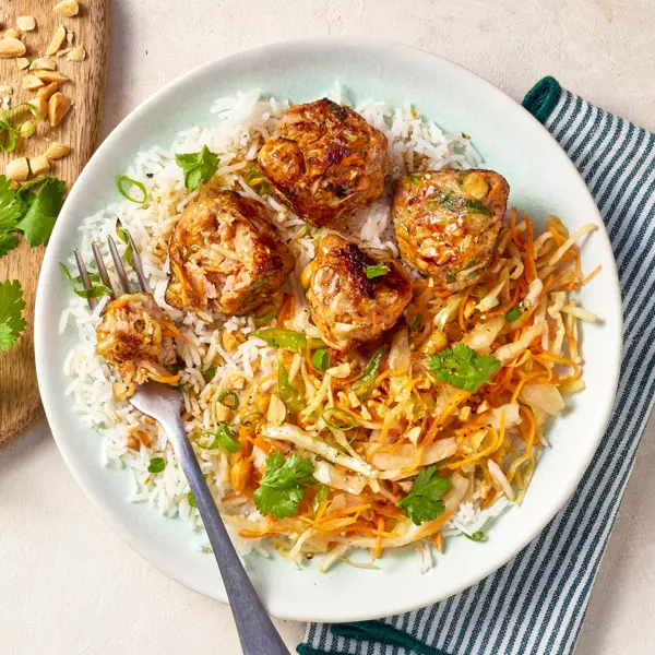 Aziatische stijl gehaktballetjes met koolsla