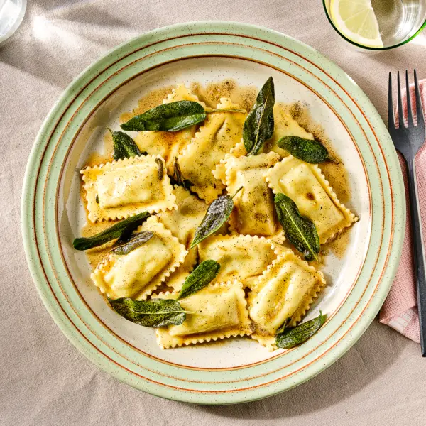 Ricotta-ravioli met salie-botersaus