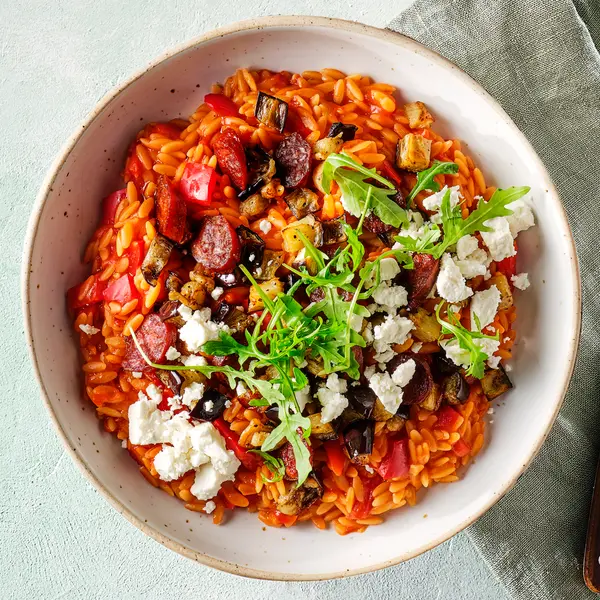Tomatenorzo met chorizo, geroosterde aubergine en feta