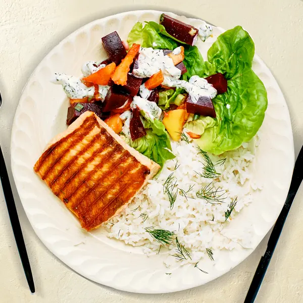 Gegrilde zalm met mango-bietensalade en rijst