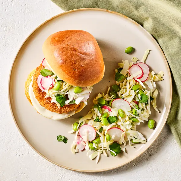 Zalmburgers met Aziatische coleslaw