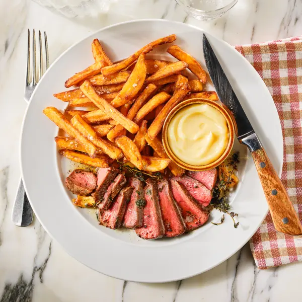 Steak met zelfgemaakte friet en mayonaise