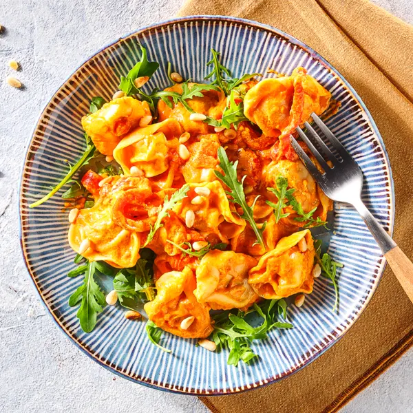 Tortellini in romige tomaat-paprikasaus
