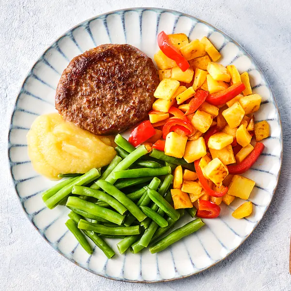 Hamburgers met gebakken aardappeltjes en appelmoes