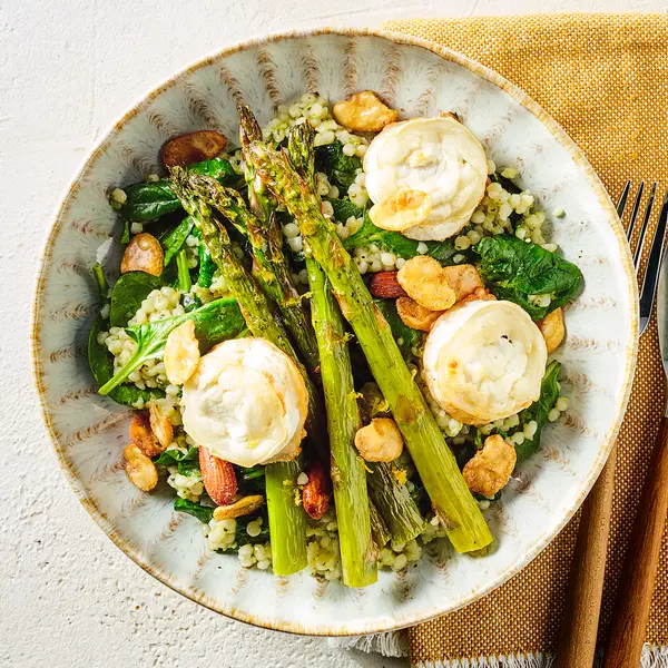 Parelcouscoussalade met asperges en geitenkaas