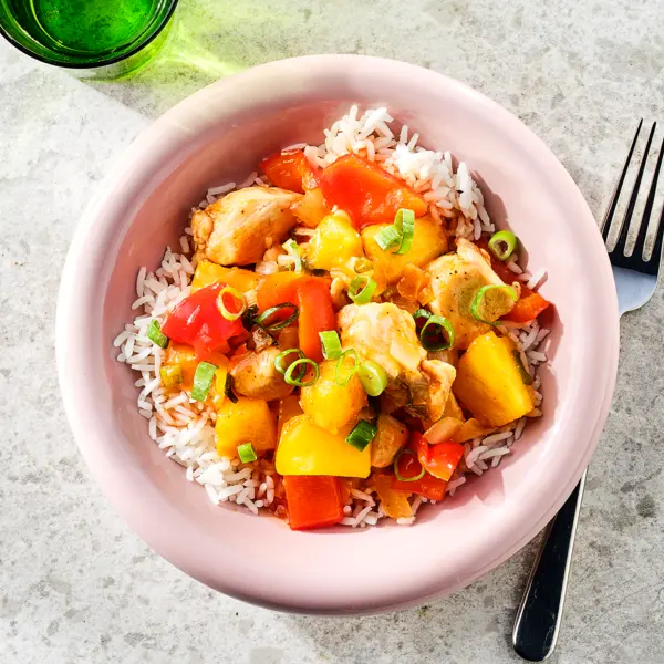 Zoetzure kip met ananas, paprika en rijst