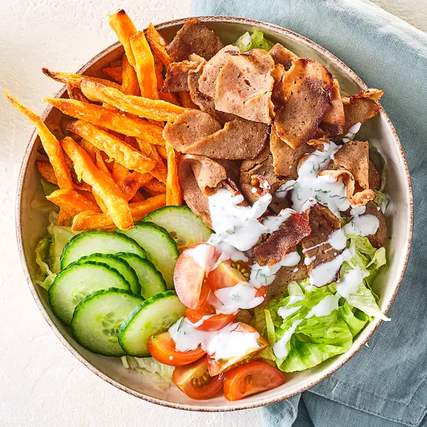 Kipkebab-bowl met yoghurtdip