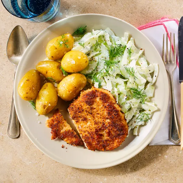 Schnitzel met komkommersalade en krieltjes