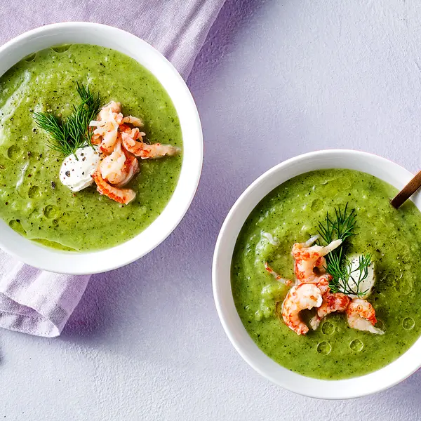 Frisse broccoli-courgettesoep met rivierkreeftjes