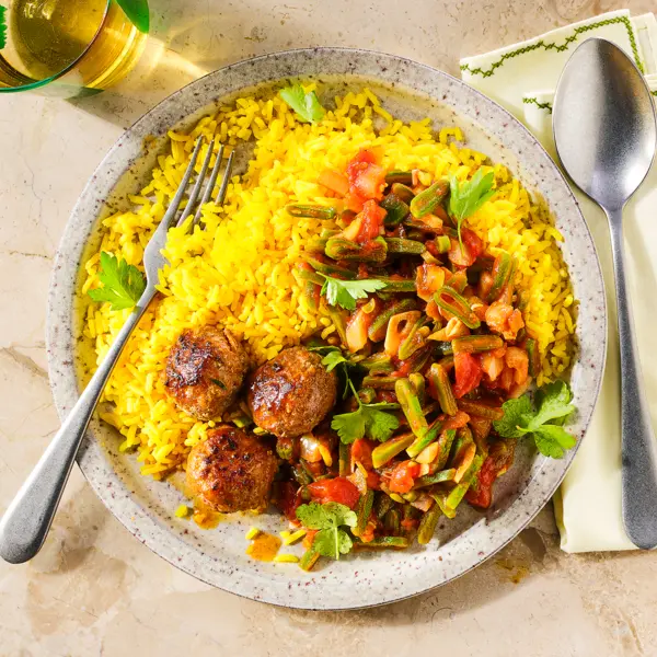 Chorizogehaktballetjes met gele rijst en snijbonen in tomatensaus