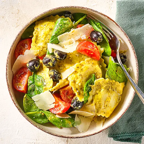 Raviolisalade met pesto en olijven