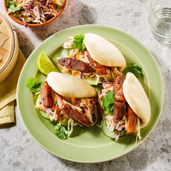 Bao buns met filetlapjes en soja-gemberkoolsla