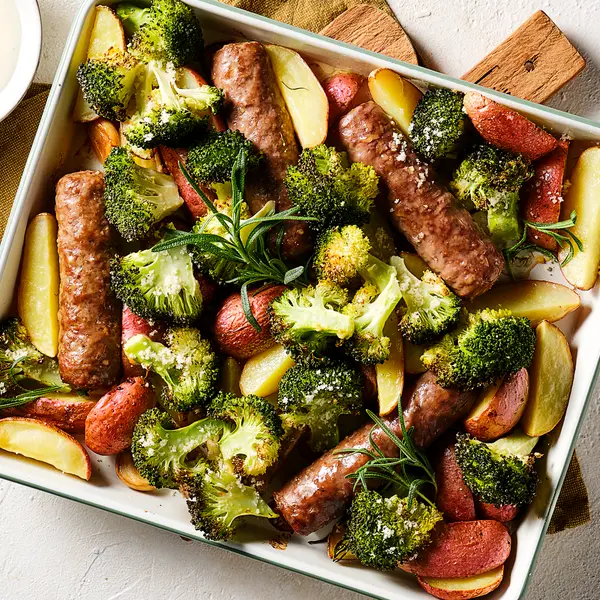 Traybake met rundersaucijs en rozemarijnaardappeltjes