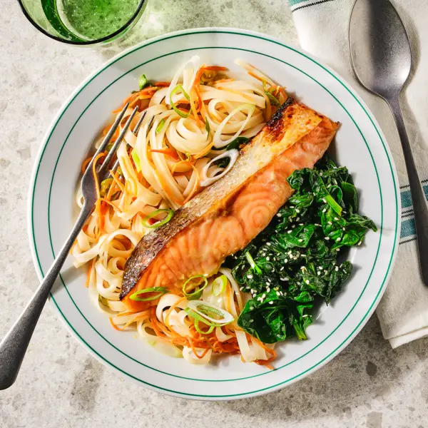 Noedels met misozalm en sesam-spinazie