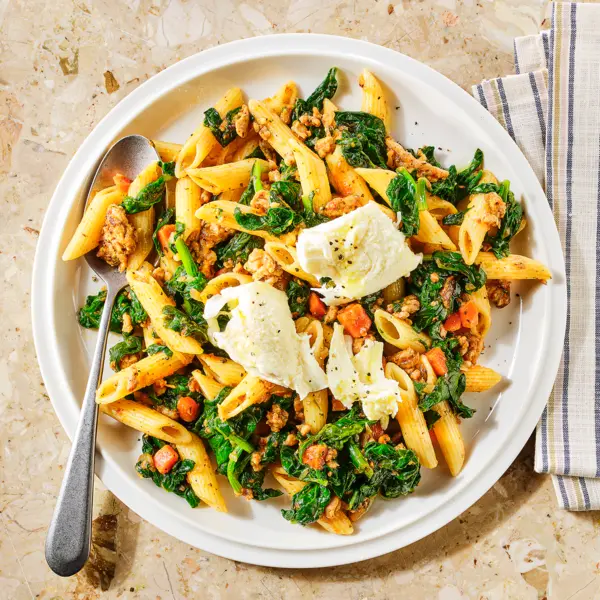 Penne met kipgehakt en rode pesto