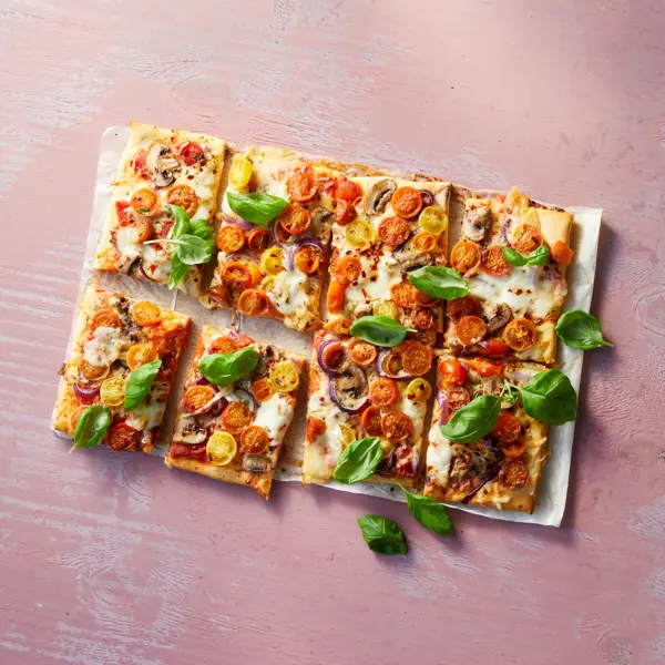 Pizza met gekleurde tomaten