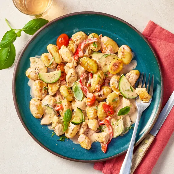 Gnocchi met kip en zomergroenten