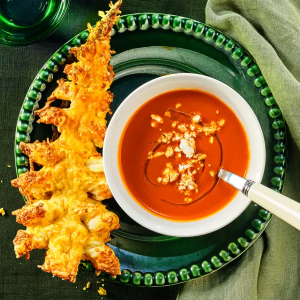 Tomatensoep met kerstboomkaasstengels