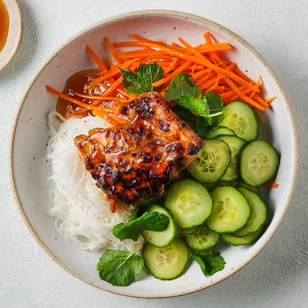 Sticky kip met Vietnamese noedelsalade