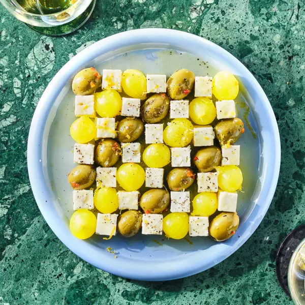Feta checkerboard met Amsterdamse ui en olijven