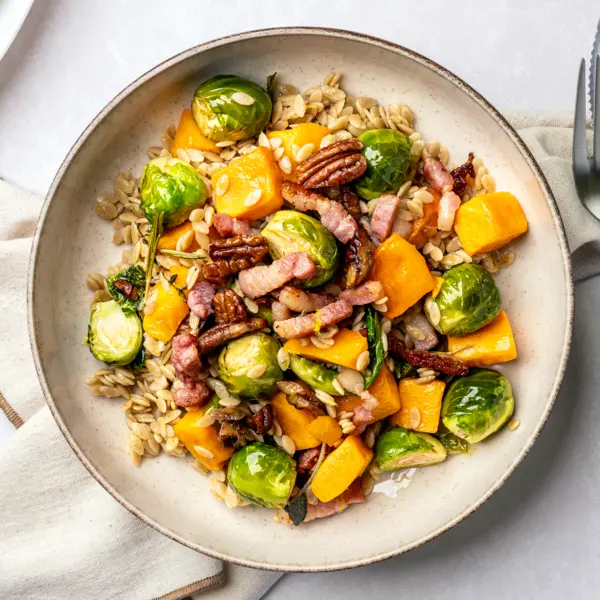 Volkoren orzo met spruitjes en pompoen