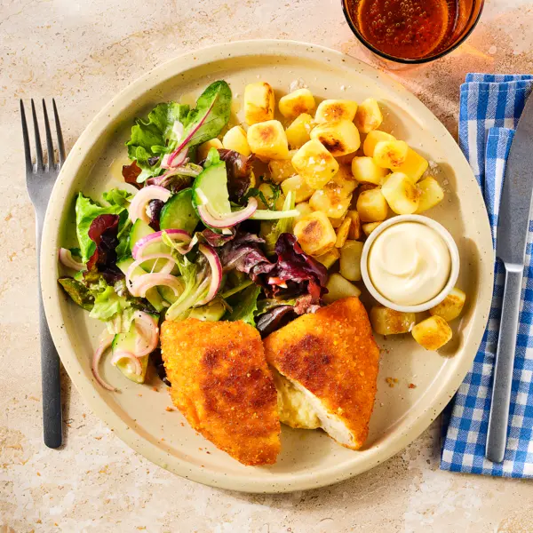 Kip cordon bleu met aardappeltjes  en frisse sla