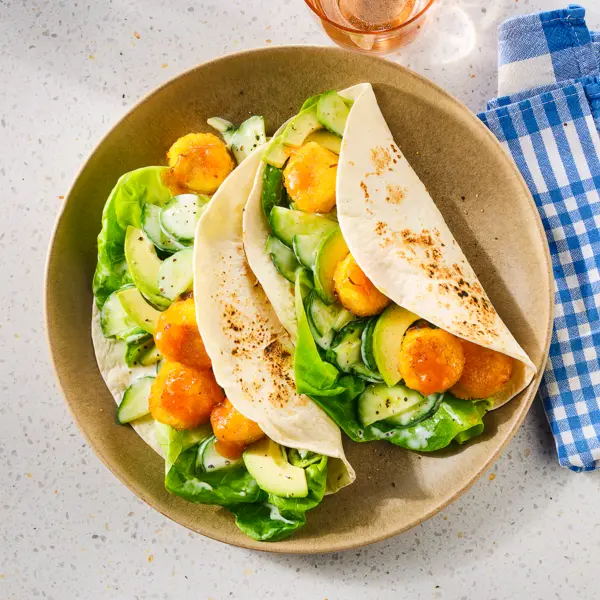Wraps met sticky bites en frisse komkommersla