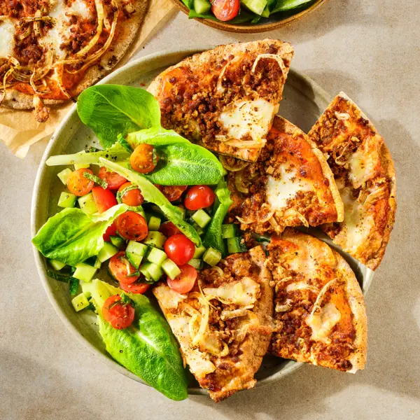 Flatbreadpizza's met mozzarella en kruidig gehackt
