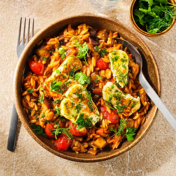 Griekse stijl orzo met harissa en gemarineerde halloumi