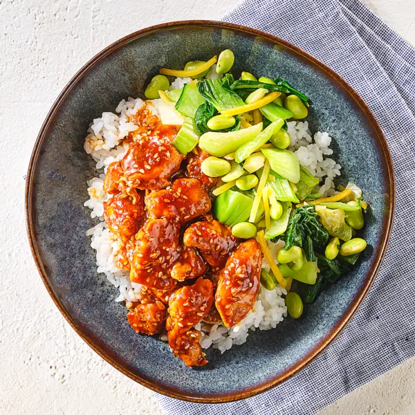 Sticky sesamkip met sushirijst en paksoi