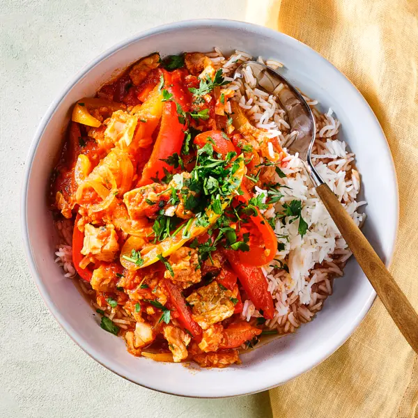 Snelle kabeljauwstoof met tomaat en paprika