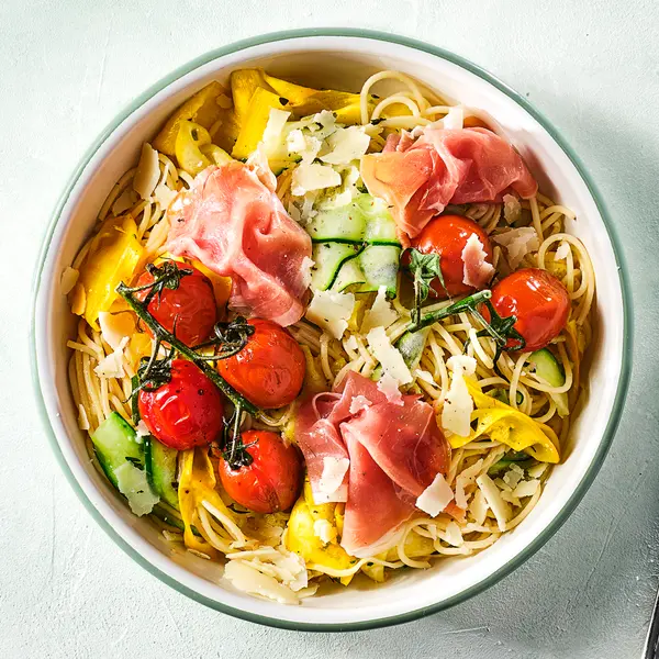 Spaghetti met courgette en prosciutto