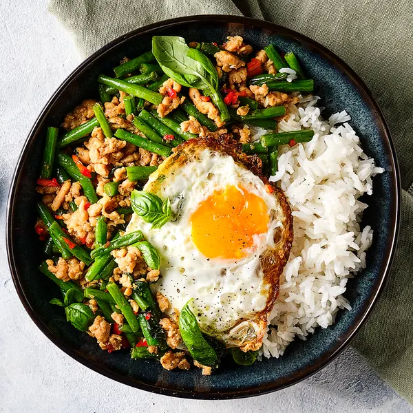 Thaise roerbak met gebakken ei en basilicum