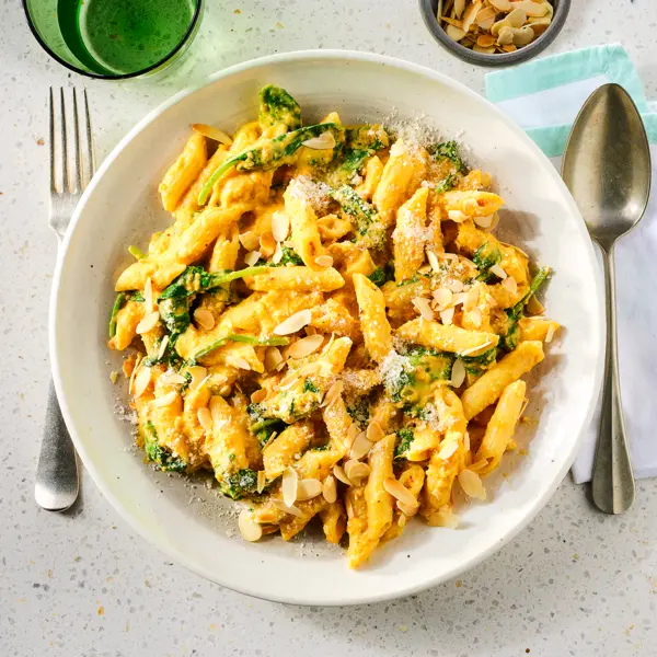 Pasta pesto van geroosterde gele paprika met amandel en ricotta