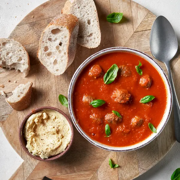 Tomatensoep met balletjes en stokbrood