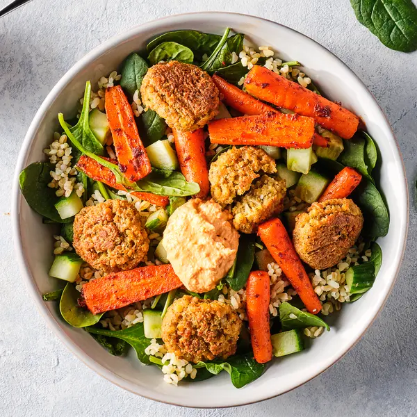 Falafelbowl met hummus en harissa