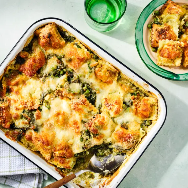 Romige pastaschotel met pesto en mozzarella