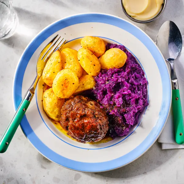 Gehaktbal met rode kool en aardappeltjes