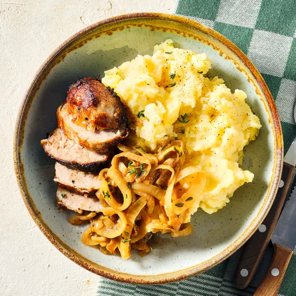 Gehaktbal met uienjus en pastinaakpuree