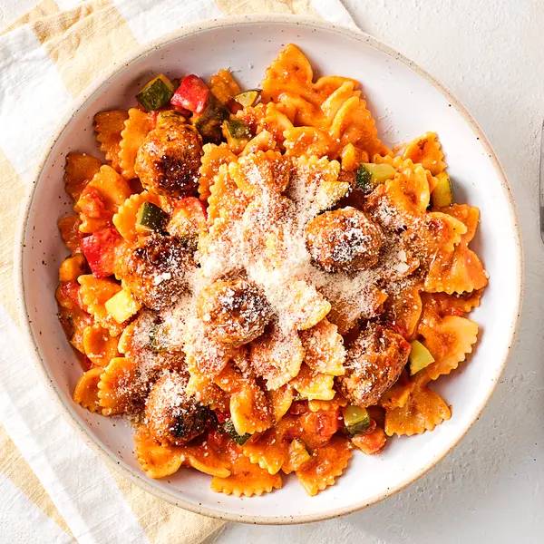 Farfalle in romige tomatensaus met braadworst