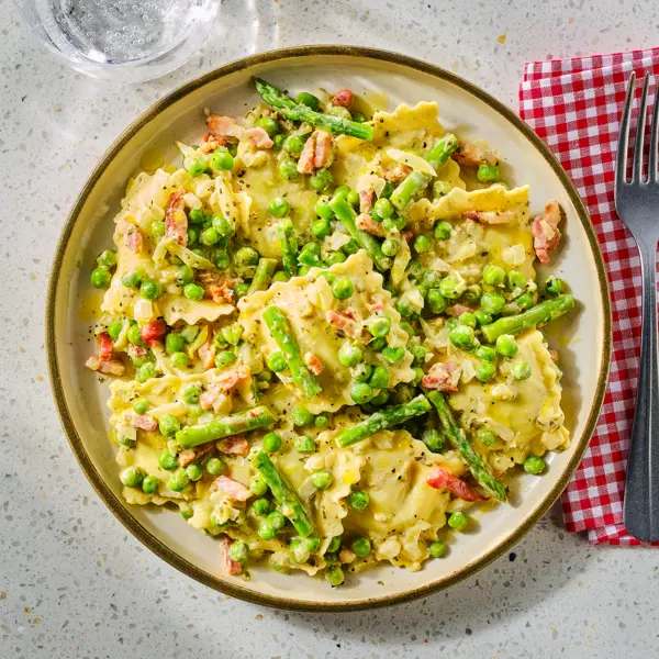 Ravioli met doperwten, groene asperges en misopesto