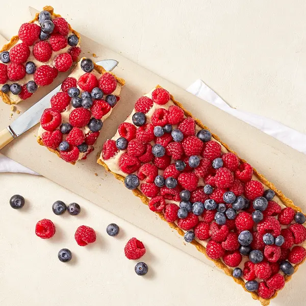 Rood-fruittaart met vanilleroom